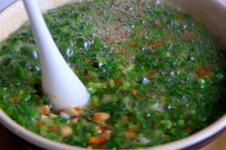 Thành phẩm làm mỡ hành bằng dầu sôi