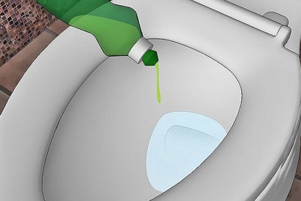 Cách thông bồn cầu bằng nước nóng (ảnh 6)