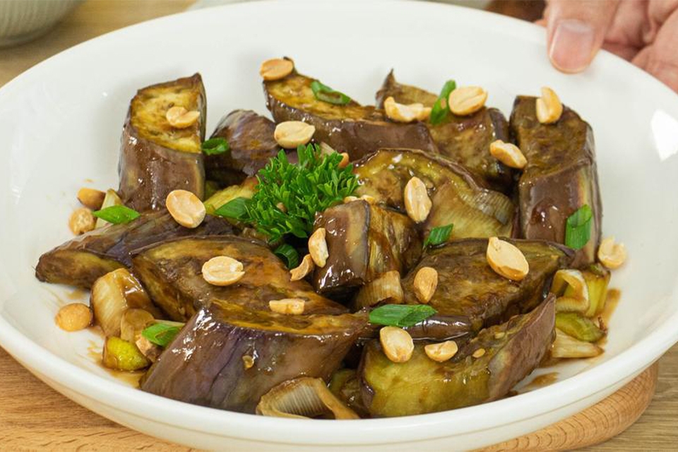 Món cà tím xào lá lốt sau khi hoàn thành sẽ có màu sắc rất hấp dẫn.