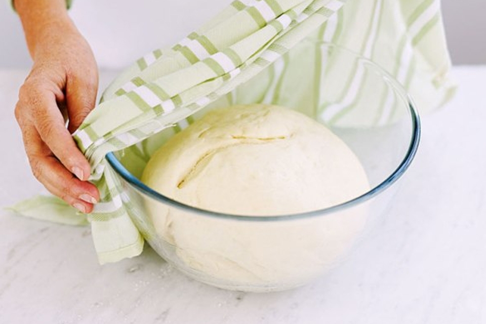 Nhào và ủ bột làm vỏ bánh bao hấp.