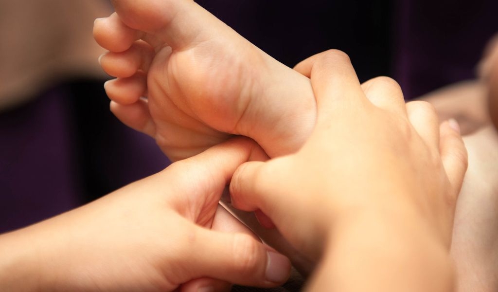 Hướng dẫn cách massage chân đúng để thư giãn, giảm đau hiệu quả ngay tại nhà 4