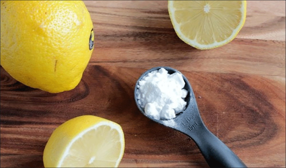 cách tẩy áo trắng bị dính màu với chanh và baking soda