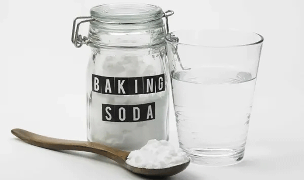 cách tẩy áo trắng bị dính màu với baking soda, nước và oxy già