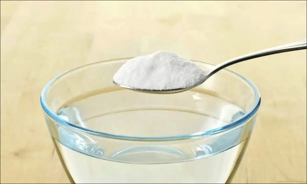 cách tẩy áo trắng bị dính màu với giấm và bột giặt tẩy