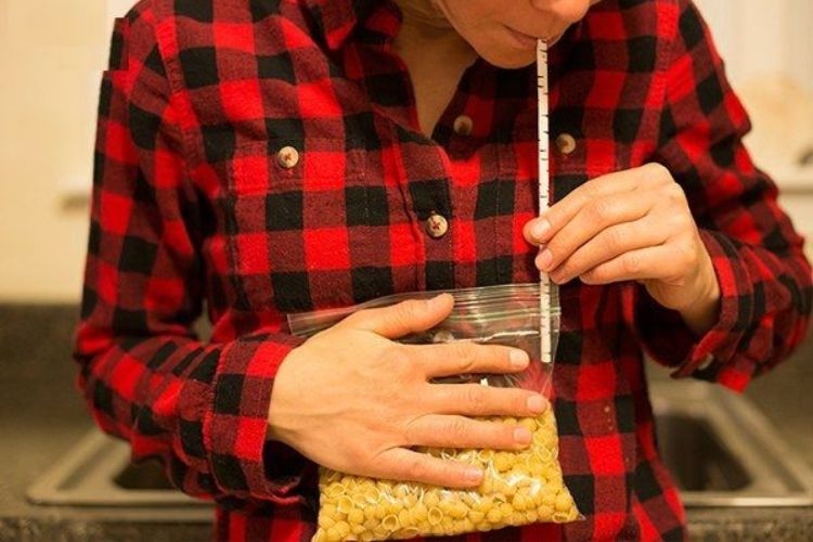 4 cách hút chân không tại nhà hiệu quả nhất