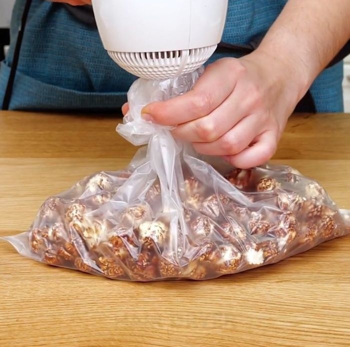 Cách hút chân không tại nhà bằng máy sấy tốc