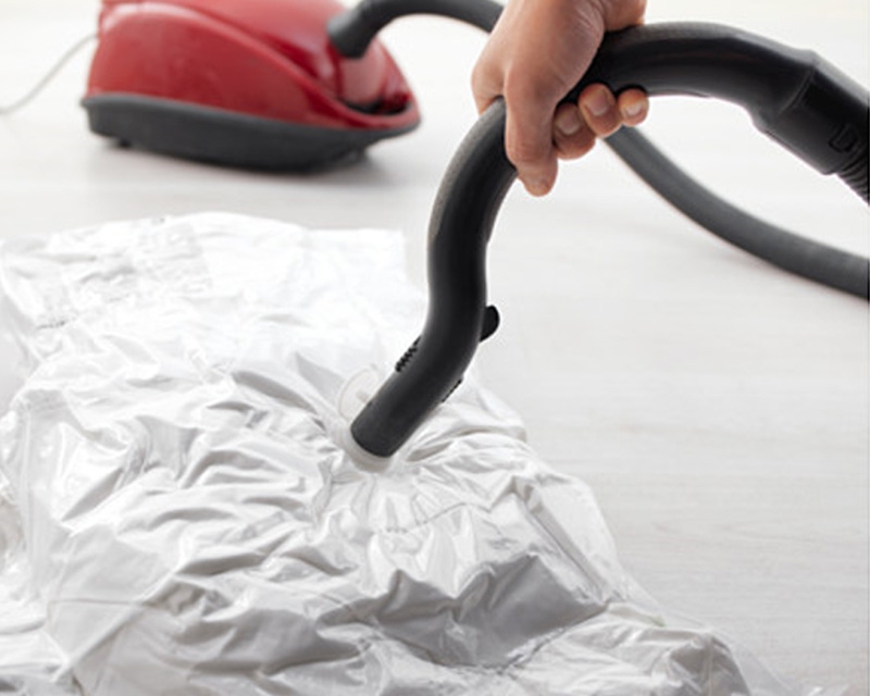 Cách hút chân không tại nhà bằng máy hút bụi