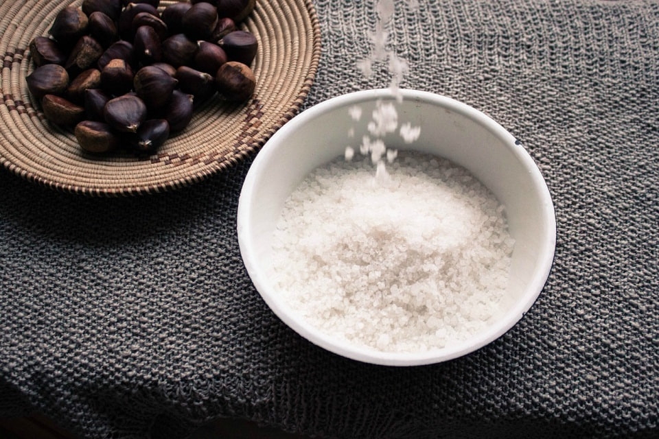 Cách làm hạt dẻ rang muối 1