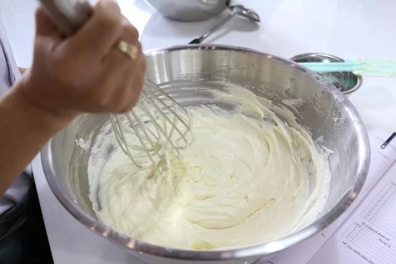 Cách làm kem bánh sinh nhật không cần whipping cream (Ảnh 4)