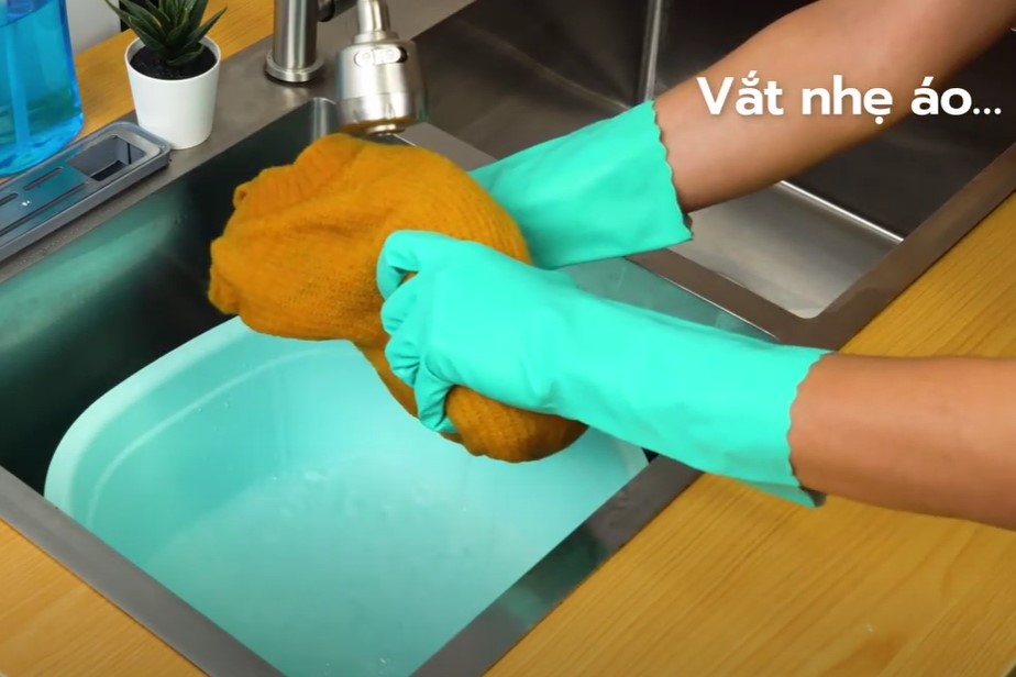 Cách giặt áo len không bị giãn - 2