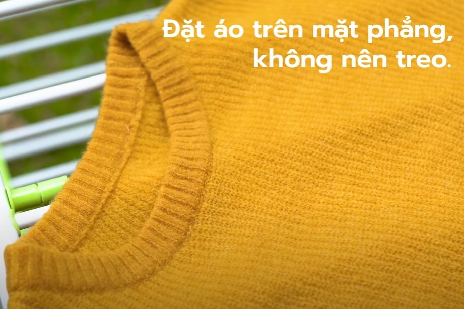 Cách giặt áo len không bị giãn - 3