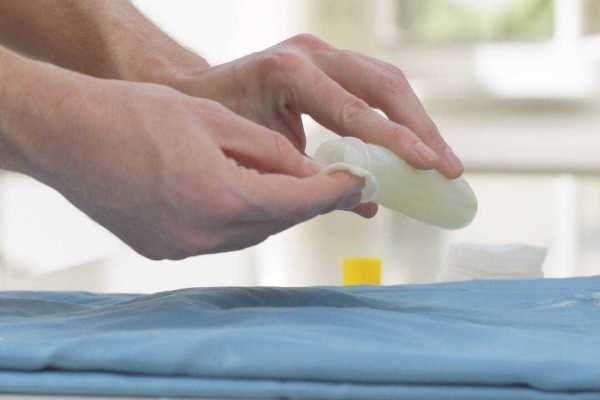 cách tẩy keo 502 trên quần áo - hình 3