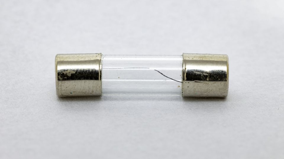 Có thể thay cầu chì bằng aptomat không?