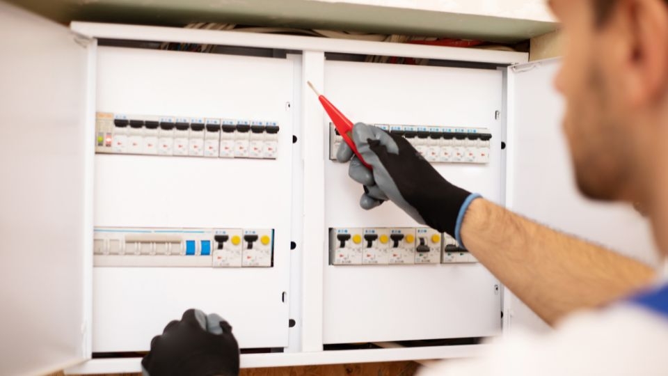 Hướng dẫn cách thay cầu chì dân dụng