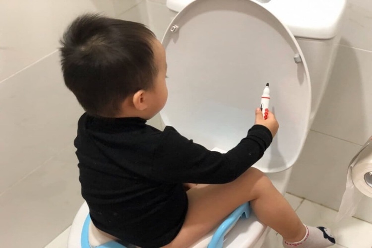Cách thông bồn cầu bị tắc vật cứng nhanh chóng và dễ thực hiện ngay tại nhà - Hình 2