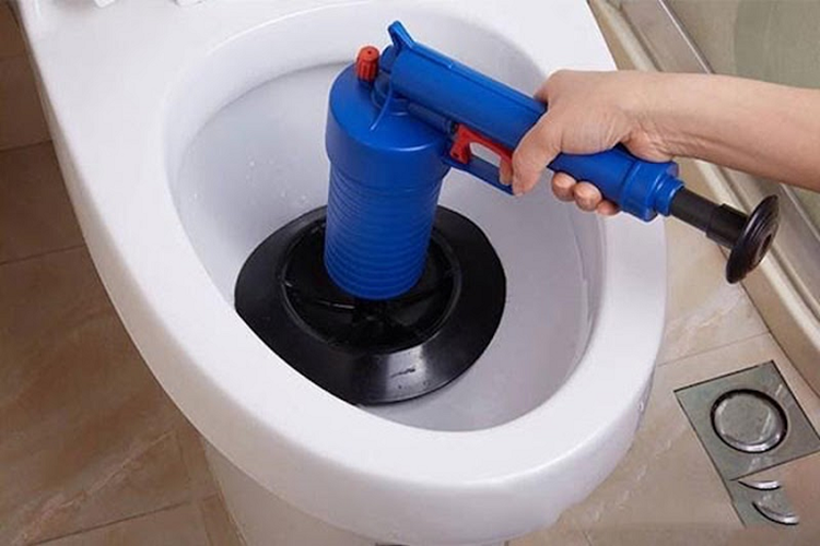 Cách thông bồn cầu bị tắc vật cứng nhanh chóng và dễ thực hiện ngay tại nhà - Hình 5