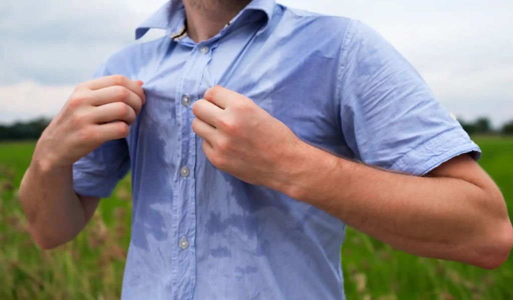 Cách tẩy vết ố vàng trên áo màu hiệu quả nhanh chóng tại nhà bằng những nguyên liệu quen thuộc 1