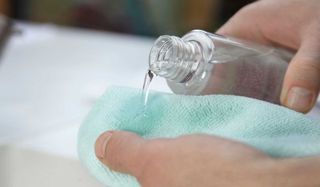 Cách tẩy vết ố vàng trên áo màu hiệu quả nhanh chóng tại nhà bằng những nguyên liệu quen thuộc 2