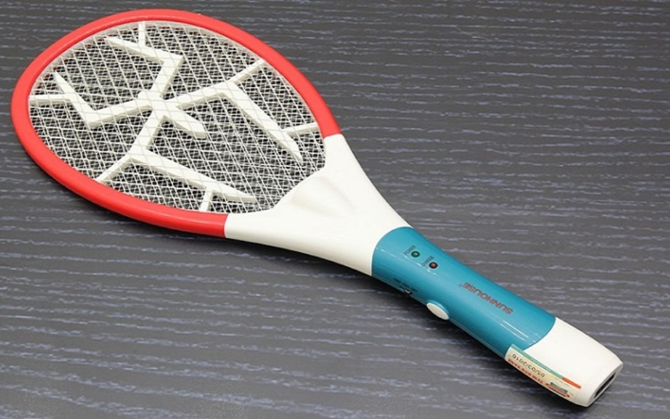 Diệt muỗi bằng vợt điện