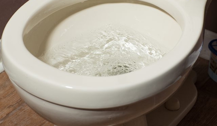 bồn cầu rút nước chậm 1