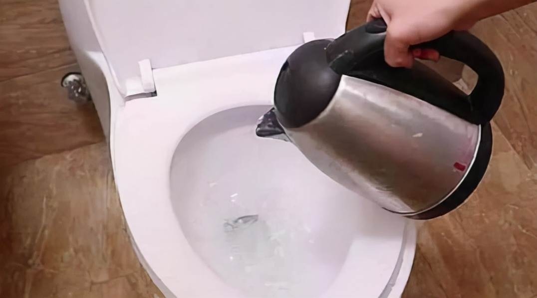 bồn cầu rút nước chậm 5