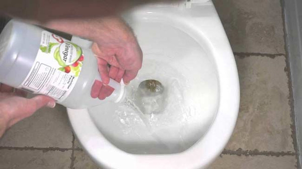 cách tẩy bồn cầu bị ố vàng lâu ngày 4