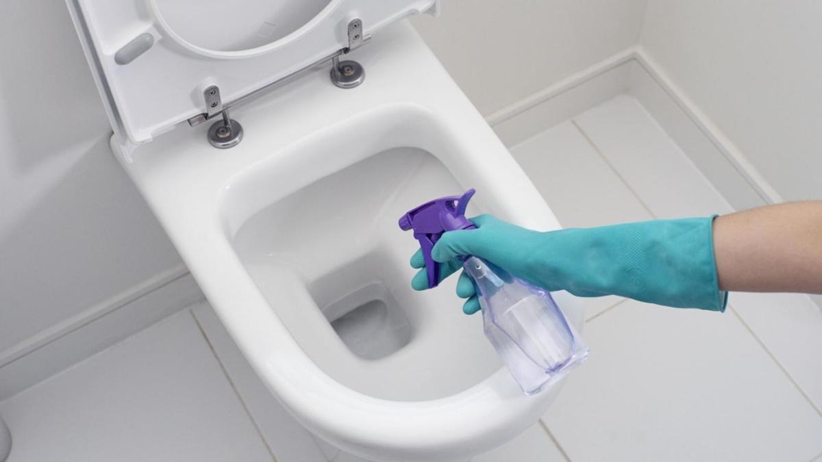 cách tẩy bồn cầu bị ố vàng lâu ngày 7