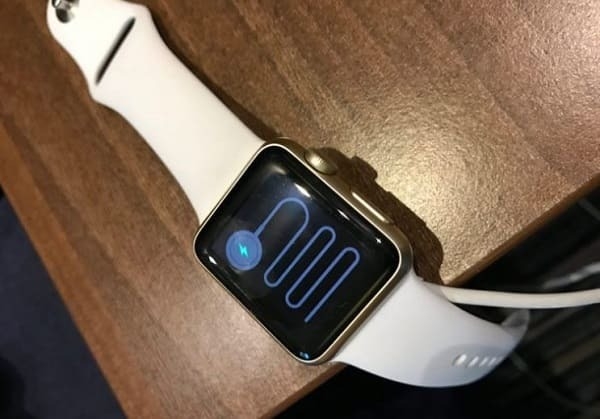 Apple Watch hiện hình dây sạc màu xanh