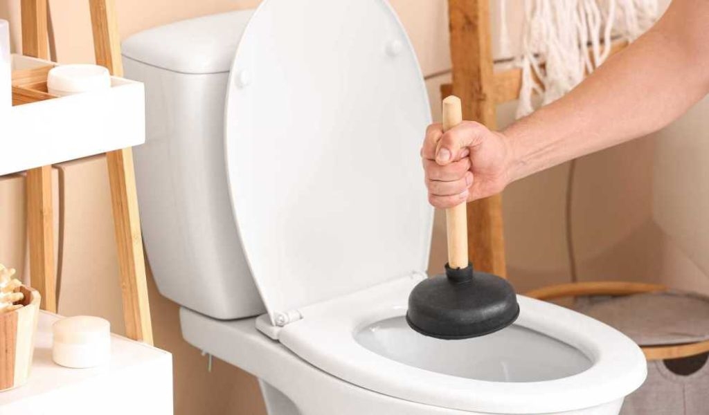 Cách thông bồn cầu bị tắc giấy vệ sinh hiệu quả trong vài phút ngay tại nhà 2