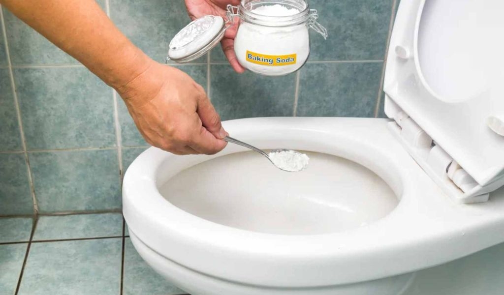 Cách thông bồn cầu bị tắc giấy vệ sinh hiệu quả trong vài phút ngay tại nhà 3