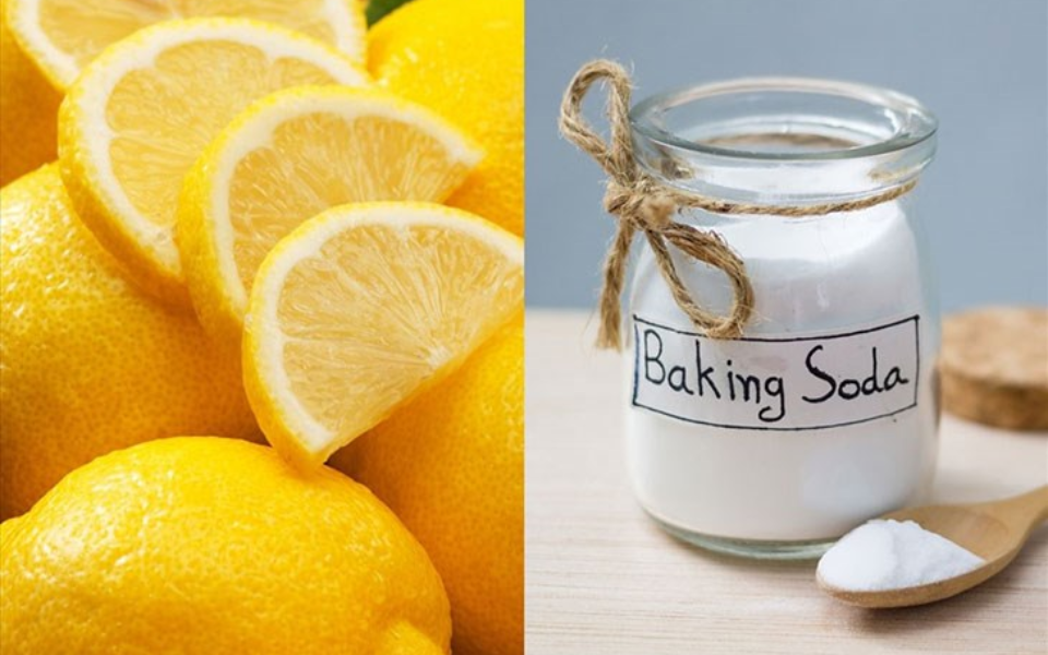 Tẩy mốc quần áo màu bằng baking soda và chanh tươi