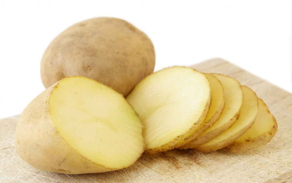 Tẩy mốc quần áo bằng khoai tây