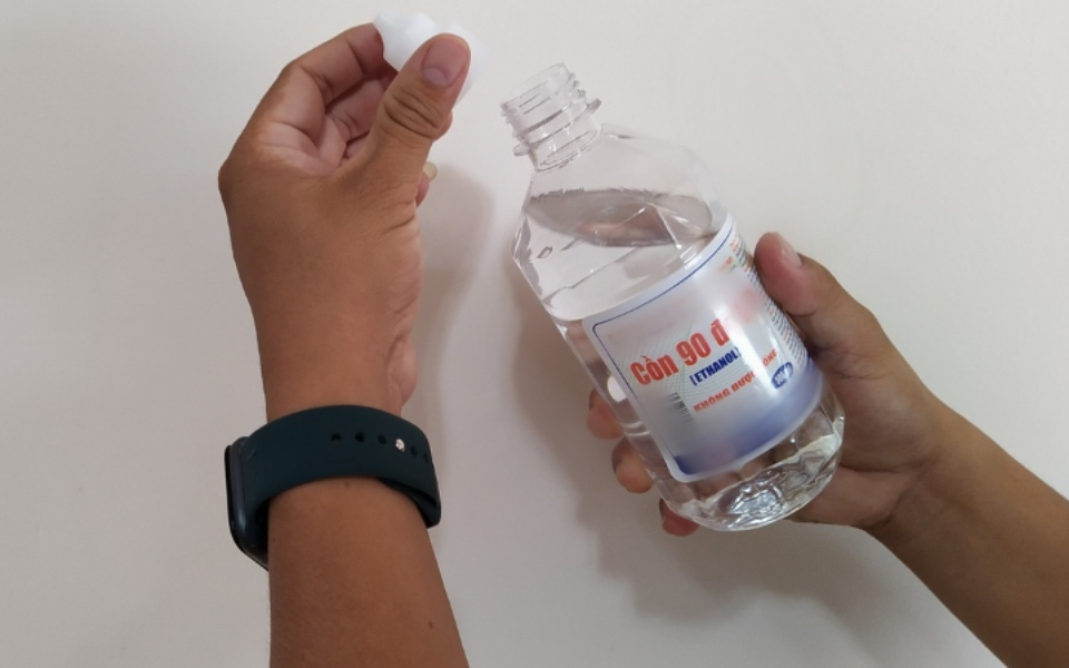Tẩy mốc quần áo bằng cồn