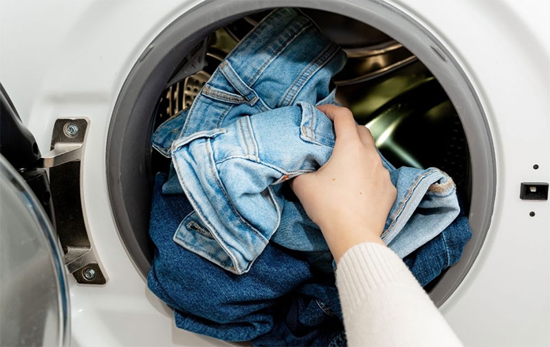Cách giặt quần jean mới mua không ra màu hình 7