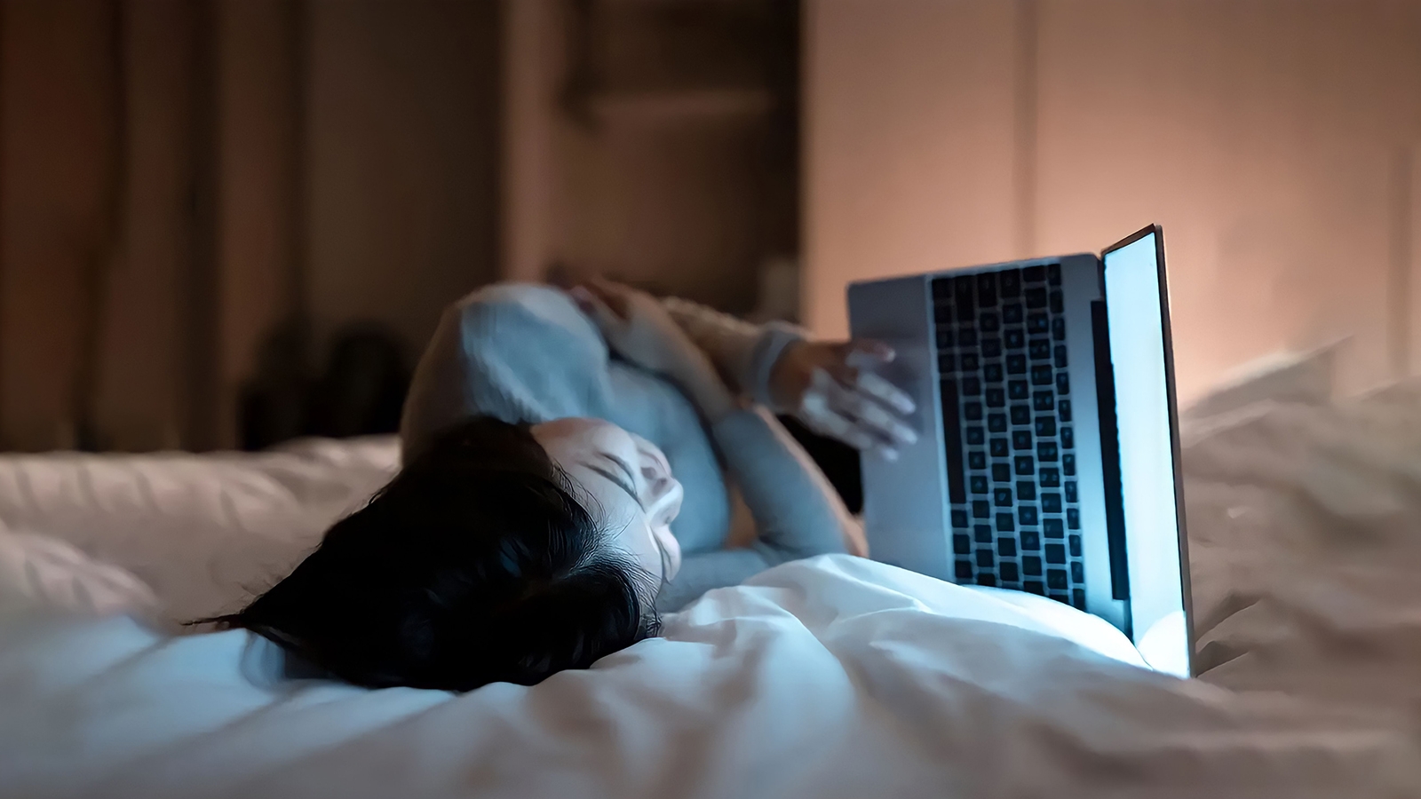 sạc pin lapop đúng cách - không để laptop trên chăn, nệm