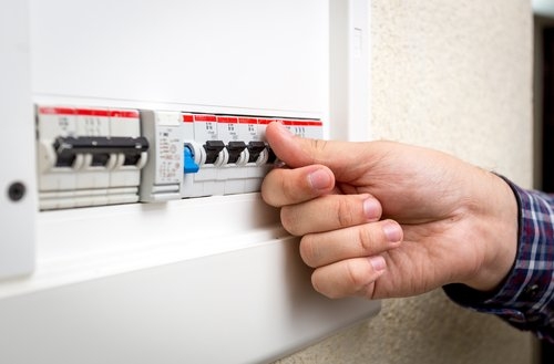 Cách khắc phục tình trạng Aptomat hay bị nhảy về đêm triệt để