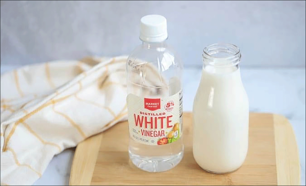 Tẩy ố vàng trên áo trắng bằng giấm và sữa tươi