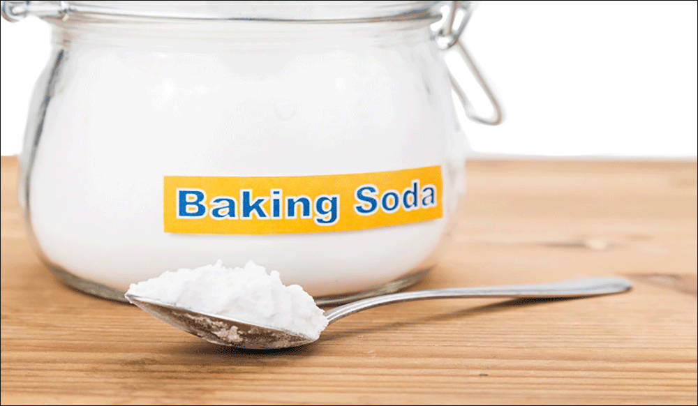 Tẩy vết bẩn trên áo trắng bằng baking soda