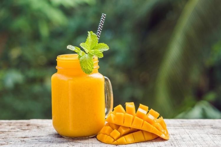 Cách làm sinh tố xoài với sữa đặc thơm ngon, sánh mịn tại nhà