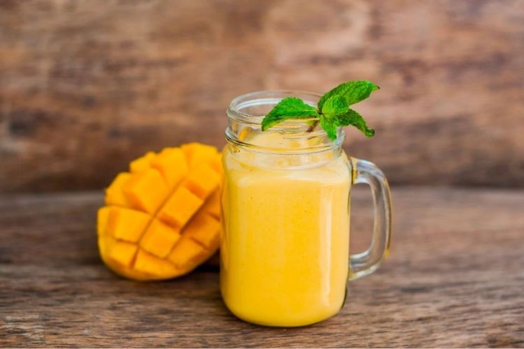Cách làm sinh tố xoài với sữa đặc thơm ngon, sánh mịn tại nhà - hình 2