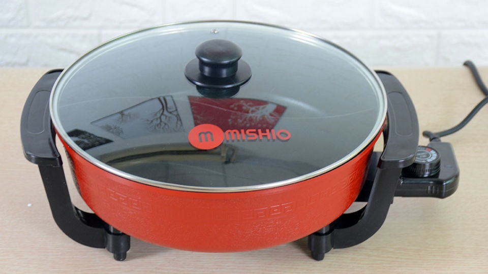 Nồi lẩu điện 2 ngăn Mishio MK - 112 có lòng nồi được làm bằng chất liệu hợp kim thép kết hợp với lớp chống dính