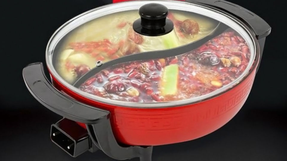Nồi lẩu điện Perfect PF - A2N 5 lít có công suất tối đa là 1360W giúp tiết kiệm điện năng và làm chín thức ăn nhanh chóng