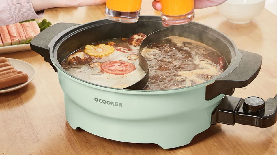 Phần thân của bếp lẩu nướng chia ngăn Xiaomi Ocooker CR - HG03 khá nhỏ gọn, không tốn quá nhiều diện tích