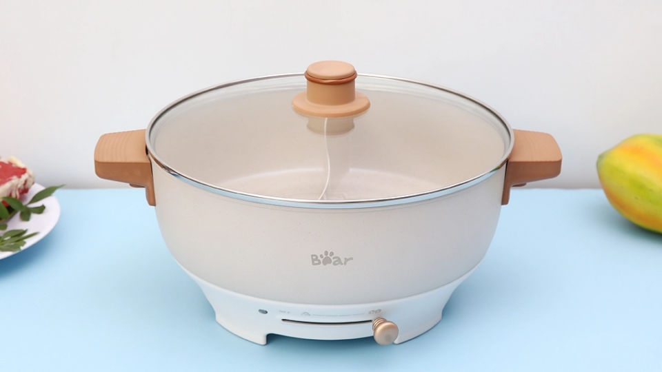 Bếp nướng - lẩu 2 ngăn Bear DHG - CH50K1 được trang bị chống dính bằng vân đá maifan
