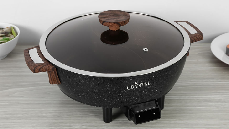 Nồi lẩu điện 2 ngăn Crystal NLA26 có lòng nồi được mạ lớp vân đá hỗ trợ chống bám dính thức ăn và vệ sinh dễ dàng