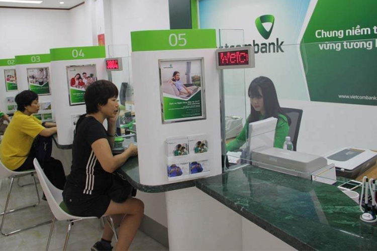 Đăng ký mở thẻ ghi nợ Vietcombank trực tiếp tại quầy giao dịch