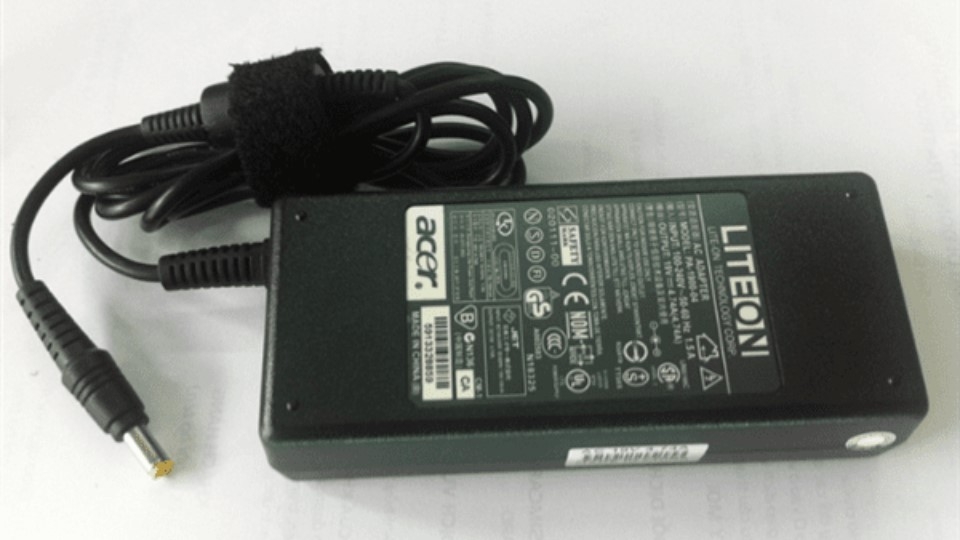 Tôi có thể sử dụng sạc laptop của một hãng khác thay cho sạc laptop Acer không?