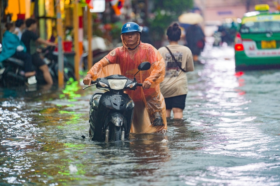 Mưa lũ là nguyên nhân khiến việc vận chuyển hàng hóa bị gián đoạn
