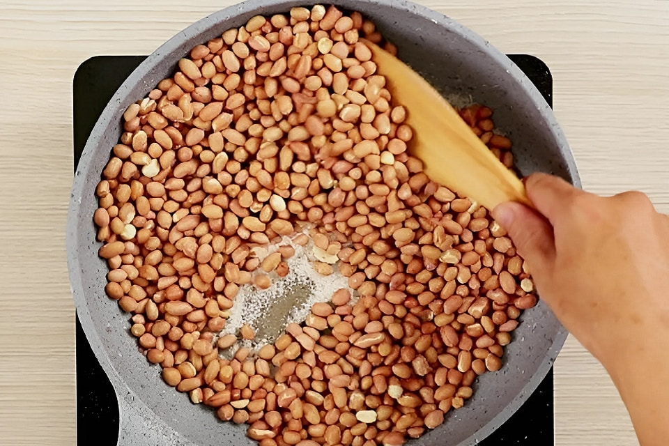 Cách rim lạc ngon 3