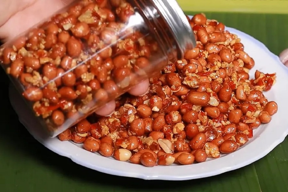 Cách rim lạc ngon 7